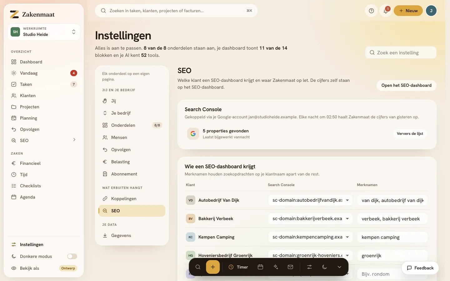 Het SEO-scherm in de demo: vijf gekoppelde sites met hun klikken en vertoningen per klant